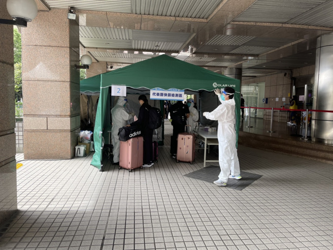 预计今晚启程前往法国诺曼第参加世界中学生运动会的中华代表团上午在体育暑外进行防疫快筛。(高中体总提供)