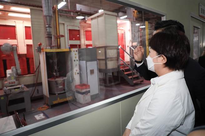 台中市长卢秀燕上任后，大力推动「前店后厂自由港」富市三经济政策，截至今年第一季，台中经济指标已连续3季蝉联8项全国冠军。图为卢秀燕参观明昌国际工业公司厂内的机器手臂运作。（经发局提供／谢琼云台中传真）