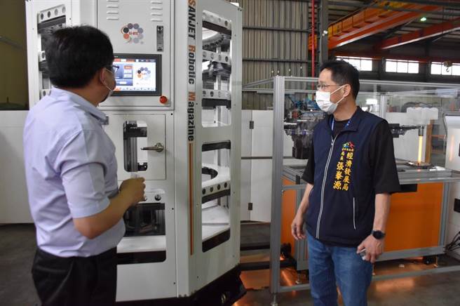 台中市是工具机、手工具两大产业的重镇；经发局长张峯源(右)日前前往拜会，并与圣杰国际总经理张庆三交流。（经发局提供／谢琼云台中传真）