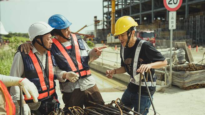薛仕凌（右起）、李铭顺、游安顺再度合体拍《做工的人 电影版》，「噗咙共」再度合体。（大慕影艺提供）