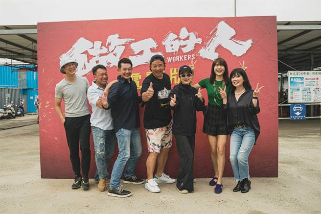 导演郑芬芬（右三）率影集版原班人马薛仕凌（左起）、游安顺、柯叔元、李铭顺、曾佩瑜、苗可丽回归电影版。（大慕影艺提供）