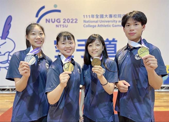 暨南大学空手道队战果辉煌，萧霈瑜（左二）蝉联金牌2连霸。（暨大提供／廖志晃南投传真）