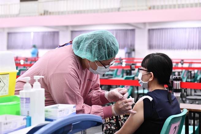 花莲联繫各乡镇市公所卫生所主动到村里邻施打疫苗，成长不如预期，卫生局仍将持续为民服务。（资料照片）