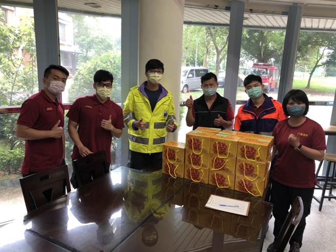 桃园救护义消集资送鸡蛋给护理师、消防队员补充营养。(消防局提供／吕筱蝉桃园传真)
