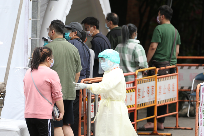 有名女急診醫護人員遭病人團團圍住指著罵「很熱要多久」，讓她很傷心難過「真的很努力了」。圖非當事人，僅供示意。（資料照/杜宜諳攝）