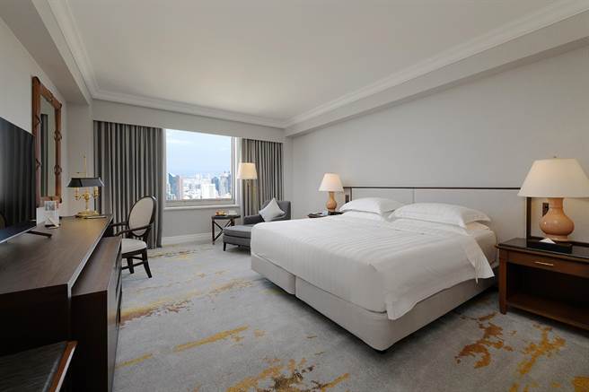 漢來飯店客房居高臨下俯瞰大高雄，搭配推出多項優惠住房專案。（漢來提供）