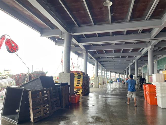 市場內部許多設施年久失修。（洪靖宜攝）