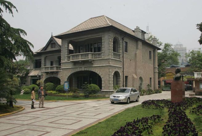 宋美龄陪嫁「爱庐」在上海向社会开放。这座位于上海东平路9号的歷史保护建筑，是一幢三层砖木结构的法式花园住宅，建于上世纪30年代初，曾是宋美龄与蒋介石结婚时的陪嫁。如今的爱庐是上音附中的校舍。（图文：中新社）