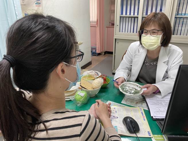 确诊后喉咙痛难下咽，营养师建议吃软质食物。（南投医院提供／廖志晃南投传真）