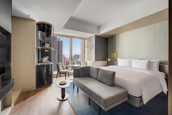 高雄洲際酒店即日起推出限時優惠「守護幸福」住房專案，連續入住四晚贈一晚，房價尊享八折優惠。（業者提供）