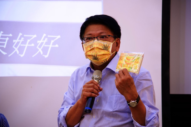 屏东县长潘孟安拿出屏东独家设计地方特产水果口罩、双月刊以及徽章等精美文宣小物，送给前来参与演讲的师生们。（政大提供）
