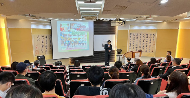 屏东县长潘孟安谈施政愿景，提出「落实全民照顾」、「推动城市美学」及「开创大型建设」等三大方针。（政大提供）