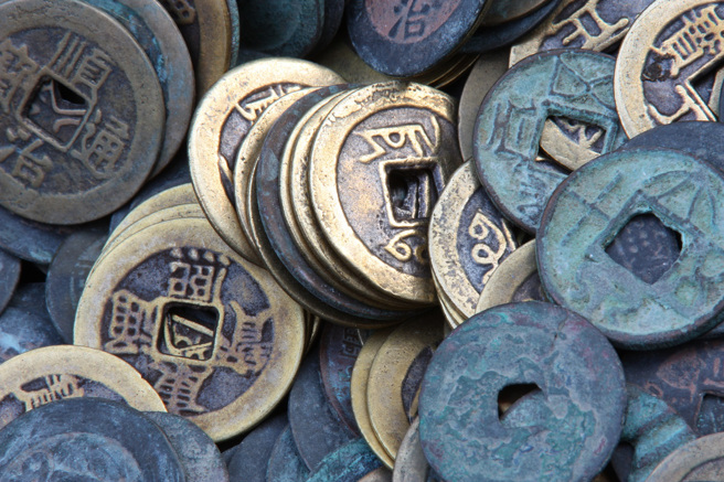 古代銅錢之所以「外圓內方」，是因為當時的鑄錢技術而造成。(示意圖/達志影像)