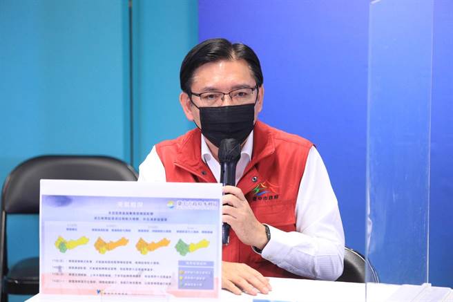 台中市水利局长范世亿说明，依据中央气象局资料，推估台中市受梅雨锋面影响状况。（台中市政府提供）