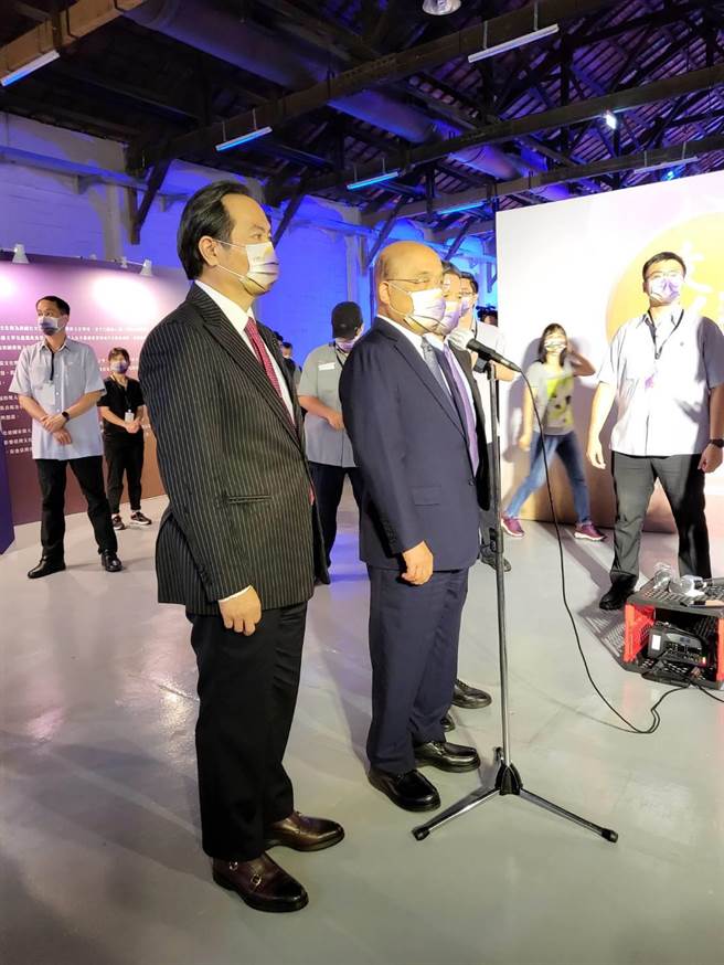 今日下午行政院长苏贞昌（右）出席行政院文化奖颁奖典礼。（李欣恬摄）