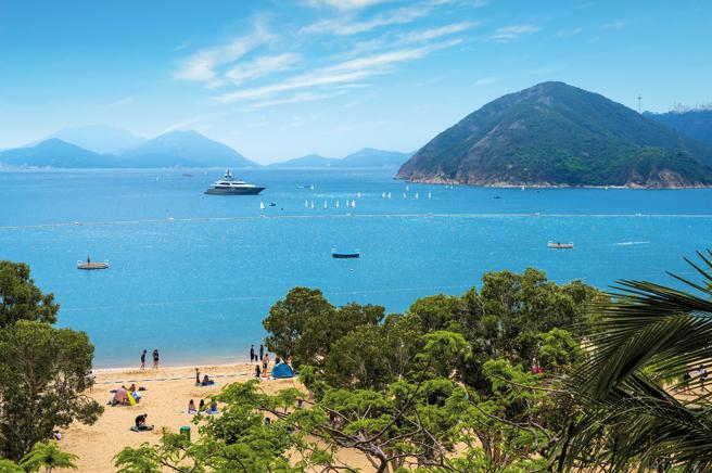 香港的浅水湾水清沙幼，拥有迷人海滩及景色。（香港旅游发展局提供）