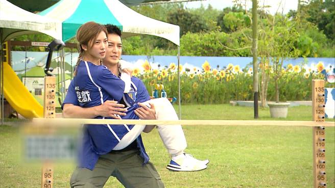 王家梁公主抱蔡黄汝。（中视提供）