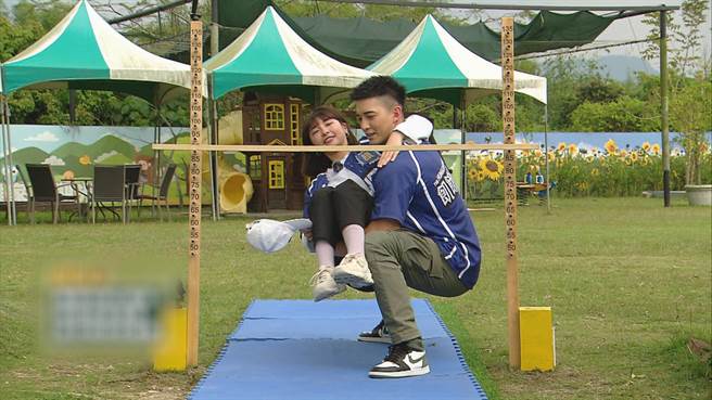 王家梁抱峮峮展现好腰力。（中视提供）