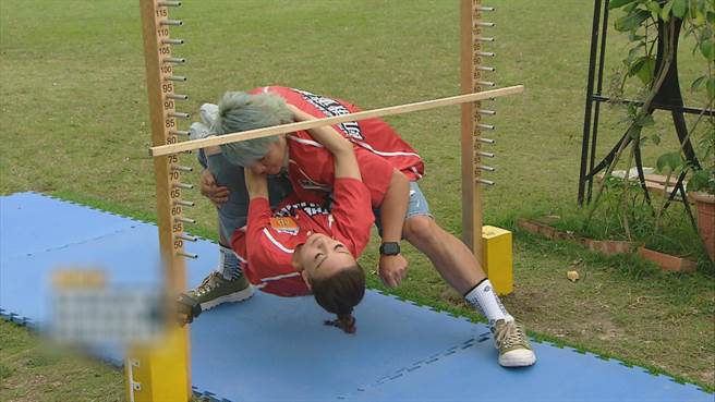 王仁甫倒挂杨绣惠。（中视提供）