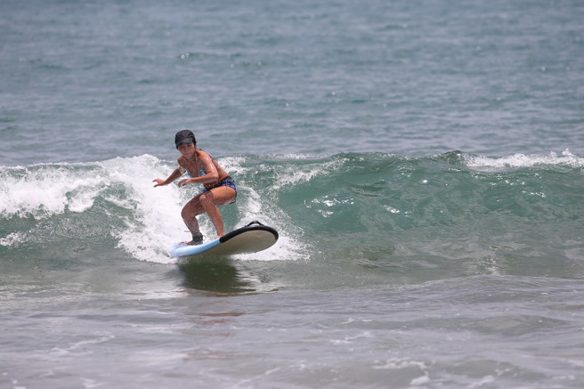  热爱衝浪的Mavis教练主攻衝浪初阶教学。(图/ 新北市政府体育处提供)