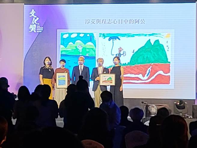 詩人李敏勇今日下午出席行政院文化獎頒獎典禮，圖為他在台上和家人合影。（李欣恬攝）