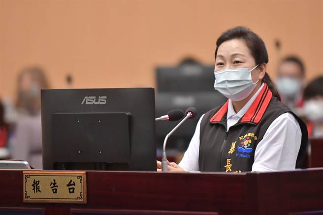 徐榛蔚強調，施政延續，11年已減債20億元。（縣府提供／王志偉花蓮傳真）