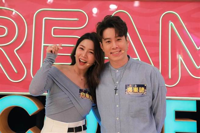 白家绮（左）与吴东谚一家五口确诊。（民视提供）