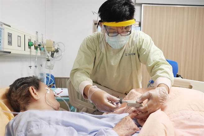 40岁游良智原是货车司机，母亲过世后，激起进修念头，考取四技护理系半工半读，今年初毕业后通过护理师高考，成为防疫生力军。（宏仁医院提供／吴敏菁彰化传真）