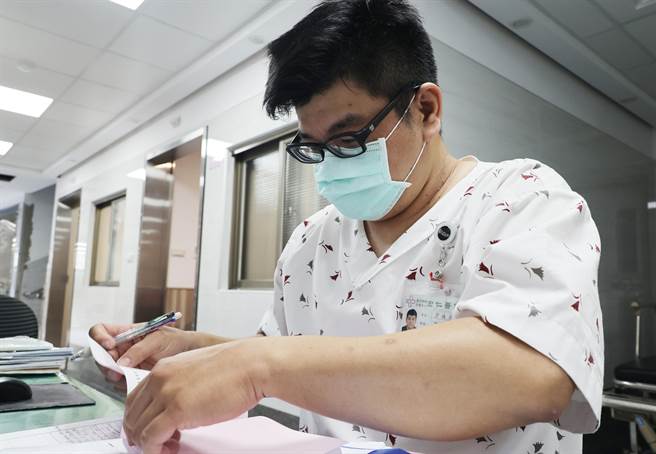 40岁游良智原是货车司机，母亲过世后，激起进修念头，考取四技护理系半工半读，今年初毕业后通过护理师高考，成为防疫生力军。（宏仁医院提供／吴敏菁彰化传真）