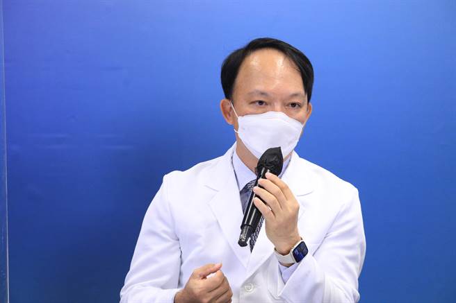大台中诊所协会理事长陈俊宏应邀出席台中市疫情记者会分享自己投入诊所PCR筛检、居家照护、视讯诊疗心得。（台中市政府提供）