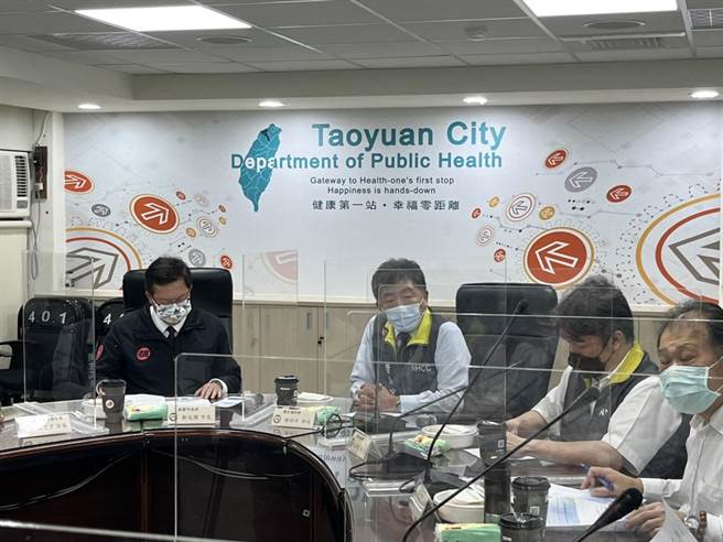 衛福部部長陳時中12日至桃園衛生局慰勞並與第一線防疫人員交流。（陳夢茹攝）