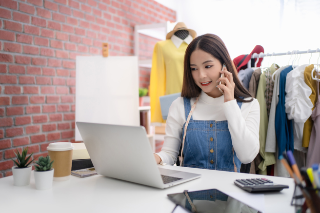 對方稱因疏失幫她訂到當天入住的3人房，將扣款，該網友馬上回「太感謝你了，我剛好一直想訂訂不到，我現在立刻過去」，對方氣到直接掛電話。（示意圖，達志影像/shutterstock）