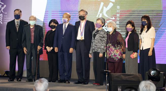 法国贝桑松、义大利佩卓地和荷兰孔德拉辛三大指挥大赛首奖的指挥家吕绍嘉，今日下午出席行政院文化奖领奖。（姚志平摄）