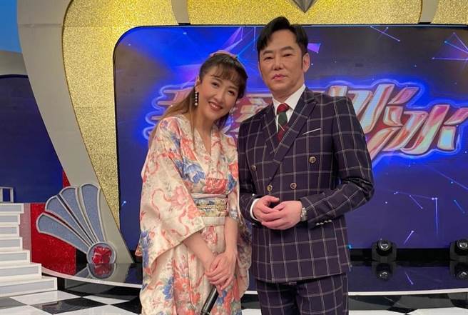 陽帆（右）確診，老婆Julie細心照顧。（摘自臉書）