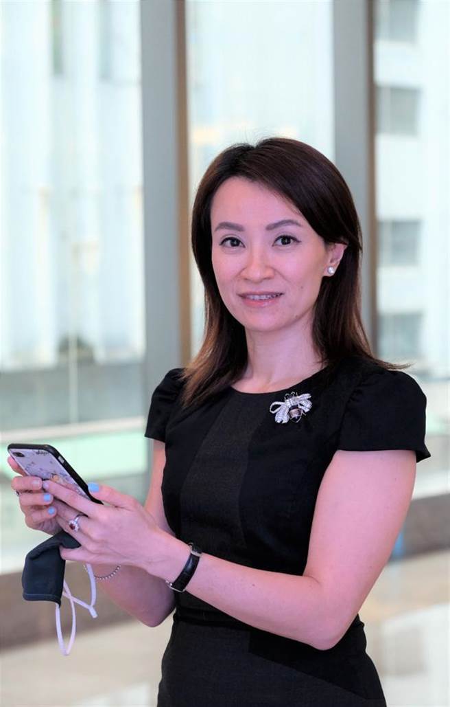 香港草莓网总经理伍佩莹表示，透过草莓网关键字搜寻，可找到1剂62元起的快筛试剂，以跨境电商的方式可以寄送到台湾指定地址。(草莓网提供)