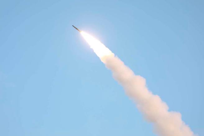 专家警告，若俄军于蛇岛部署S-400防空系统，将让乌克兰面临战略和经济上的灾难。图为俄军S-400试射。（图／俄罗斯国防部脸书）