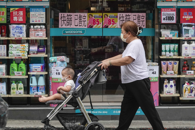 图为民眾抢买快筛试剂，北市一家连锁药妆店贴出卖完的告示。（资料照／黄子明摄）