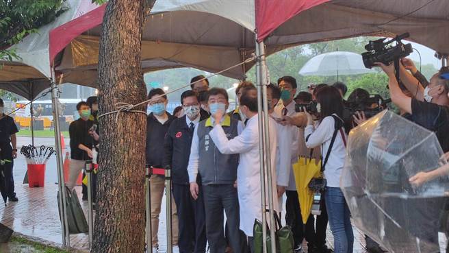 衛福部長陳時中（中）12日晚間到衛福部桃園醫院視察新冠特別、門診。（賴佑維攝）