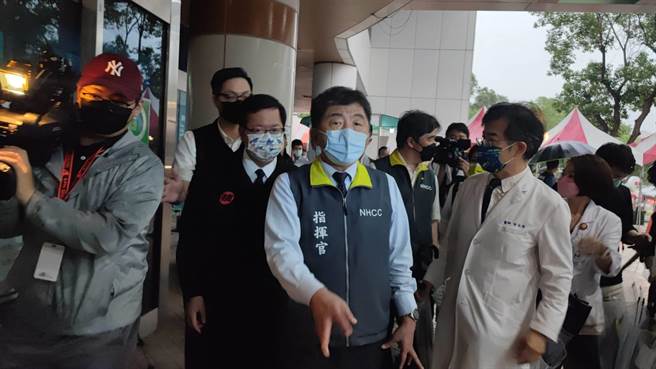 衛福部長陳時中（中）12日晚間到衛福部桃園醫院視察新冠特別、門診。（賴佑維攝）