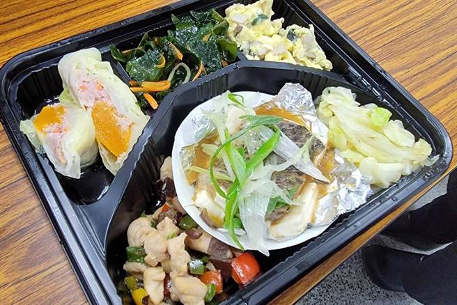 有别往年以办桌形式呈现，台东专科学校餐旅管理科今年毕业成果展结合社区关怀，学生制作餐食分送给部落文化健康站长辈。（蔡旻妤摄）