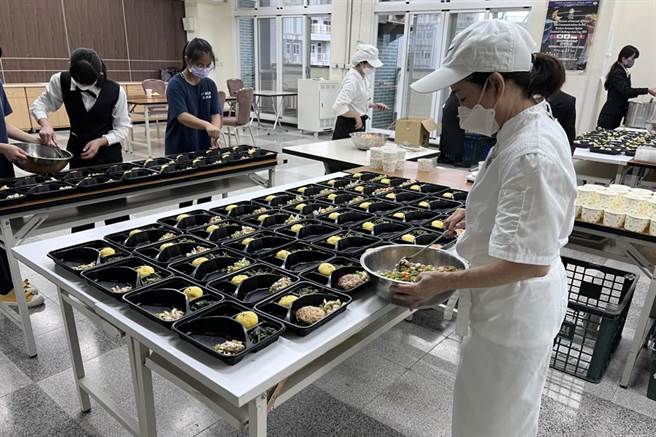 有别往年以办桌形式呈现，台东专科学校餐旅管理科今年毕业成果展结合社区关怀，学生制作餐食分送给部落文化健康站长辈。（蔡旻妤摄）