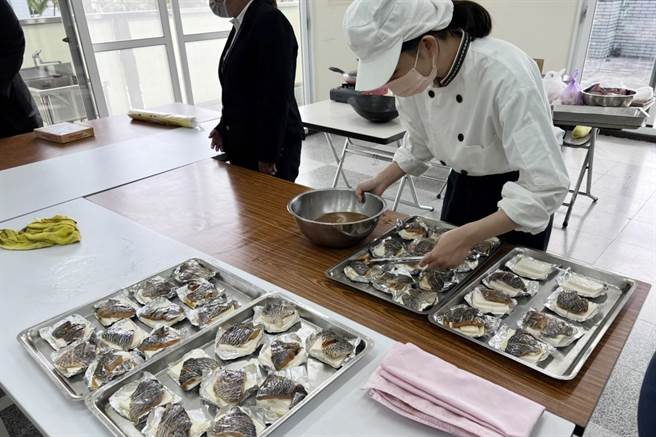 有别往年以办桌形式呈现，台东专科学校餐旅管理科今年毕业成果展结合社区关怀，学生制作餐食分送给部落文化健康站长辈。（蔡旻妤摄）