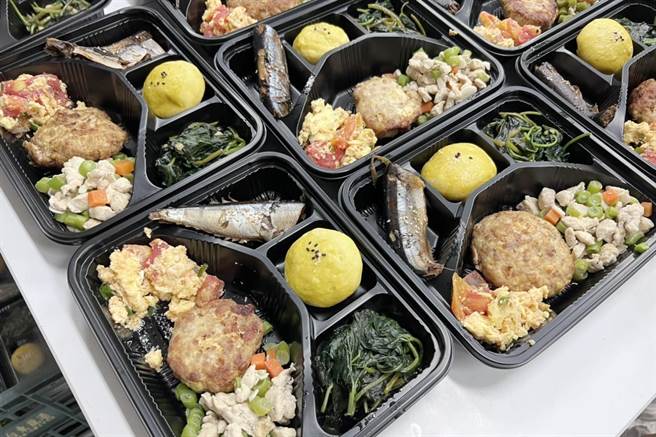 有别往年以办桌形式呈现，台东专科学校餐旅管理科今年毕业成果展结合社区关怀，学生制作餐食分送给部落文化健康站长辈。（蔡旻妤摄）