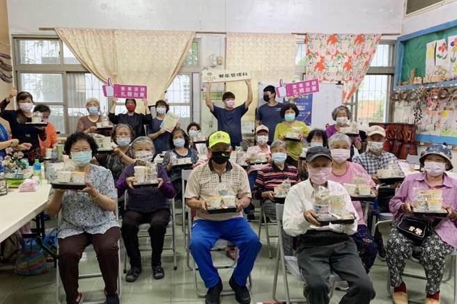 有别往年以办桌形式呈现，台东专科学校餐旅管理科今年毕业成果展结合社区关怀，学生制作餐食分送给部落文化健康站长辈。（台东专科提供／蔡旻妤台东传真）