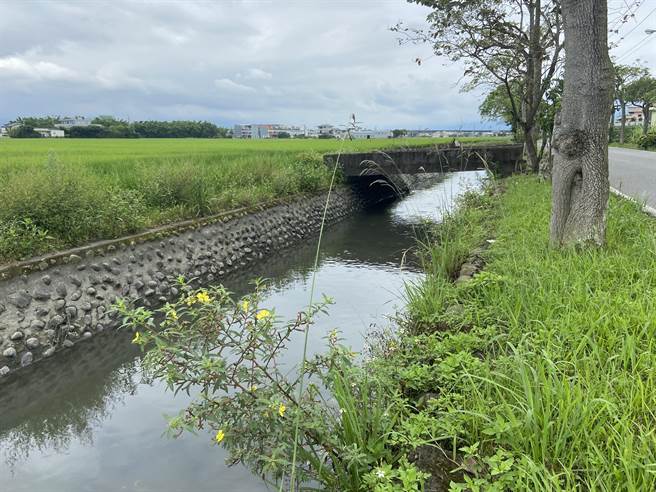 宜蘭縣政府交通部跟農田水利署宜蘭管理處協調，移設老舊水溝，重新整建，他們也願意無償提供多餘土地為拓寬道路使用。（吳佩蓉攝）