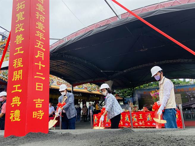 縣長林姿妙今（12日）與壯圍鄉長沈清山、立法委員陳歐珀等地方代表一同持金鏟動土，正式啟用動土儀式，祈求順利完工。（吳佩蓉攝）