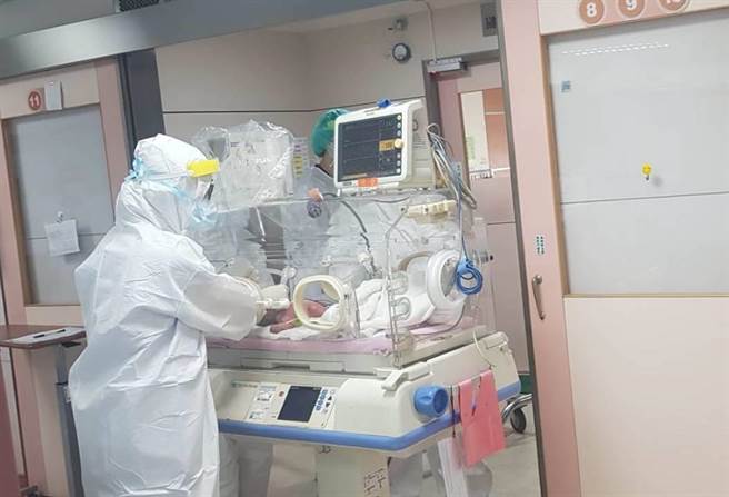 高雄一名未打疫苗、怀孕近32周的产妇紧急剖腹产下早产儿，生命徵象不稳定，母子目前均于负压隔离病房继续接受治疗。（高雄荣总提供／袁庭尧高雄传真）
