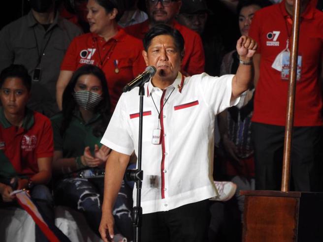 美國總統拜登已致電菲律賓總統篤定當選人小馬可仕，祝賀當選。小馬可仕發言人也說，新總統上任後，菲美關係會更好。圖為小馬可仕7日在選前最後一場造勢大會發言。（圖/ 中央社）