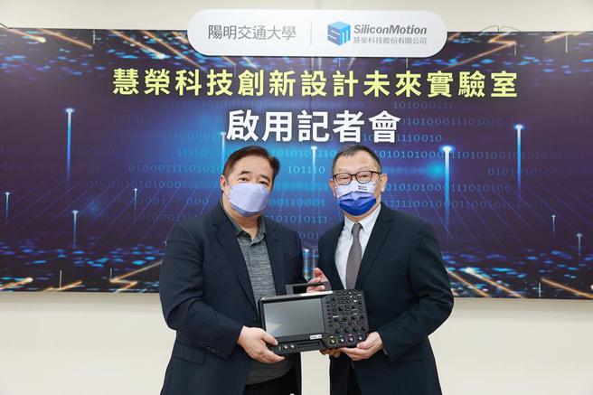 （慧荣科技捐赠阳明交通大学电机学院最先进的实验设备，由慧荣科技总经理苟嘉章（左）、阳明交通大学校长林奇宏（右）共同主持捐赠仪式。图／业者提供）