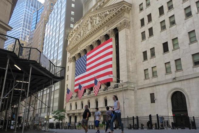 美股11日收黑，道瓊工業指數下跌326點，在最新通貨膨脹數據引發投資人焦慮下陷入連5黑頹勢。圖為華爾街與紐約證券交易所。（圖/ 中央社）